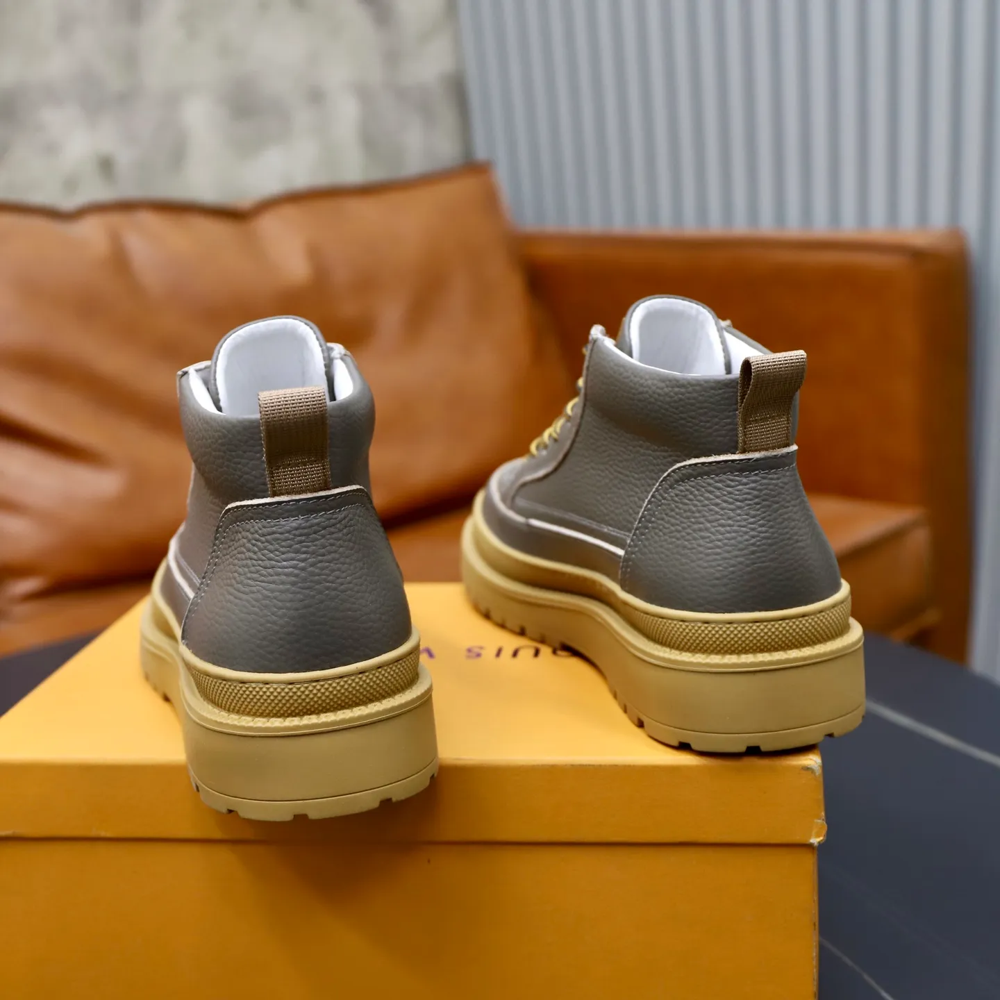 Ex-factory price: 460💰🙅‍♂️🙅‍♂️🙅‍♂️ Brand: LV Louis Vuitton Standard code: 38–44 (45 can be customized) Grade: Same as the official website Material: Original cowhide fabric Comfortable pigskin lining Lightweight wear-resistant outsole Style category: Men's fashion casual shoes and boots Running sneakers Distinguished luxury brand elements Top luxury Color: actual picture color